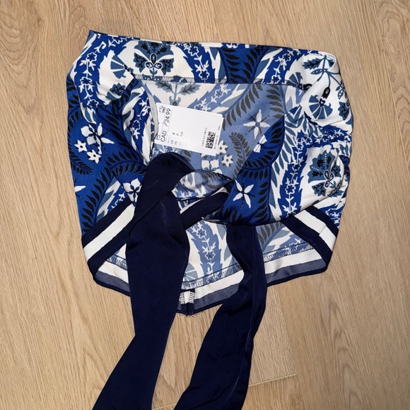 H&M Top - Picture 2 of 2